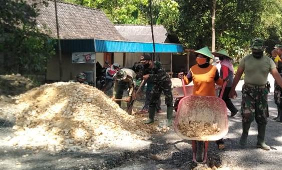 Tuntas 100 Persen, Satgas TMMD 110 Bojonegoro Urug Berem Jalan Aspal Ngrancang
